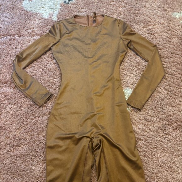 SKIMS Scoop Neck Long Sleeve Catsuit Jumpsuit Sculpting Zip Up Shimmer Carmel-S - Picture 4 of 5